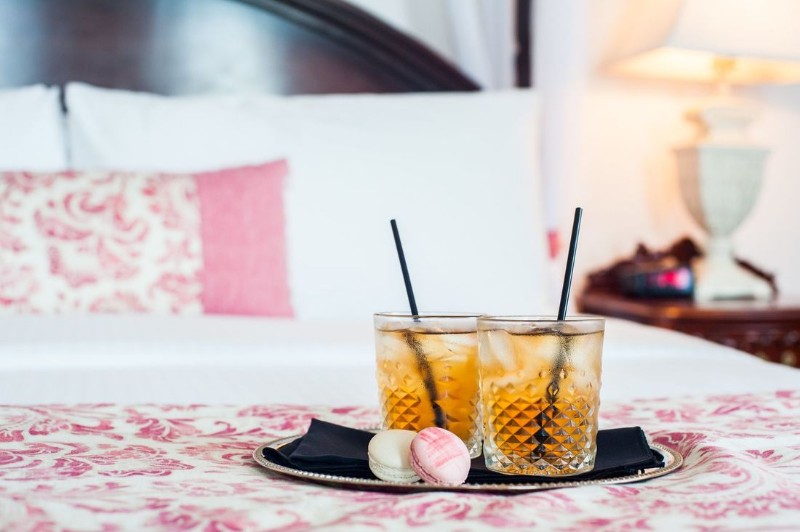 gatsby-mansion-welcome-drink_orig