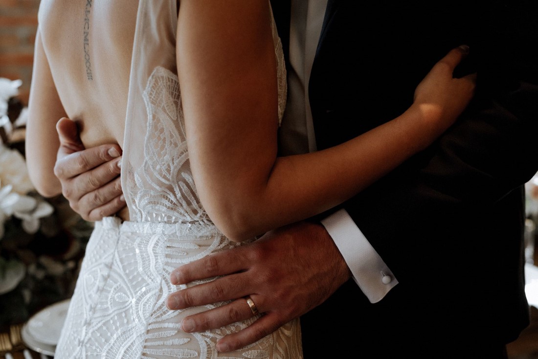 Kaoverii Silva Photographer Groom Hands Modern Vintage Wedding at The Loft