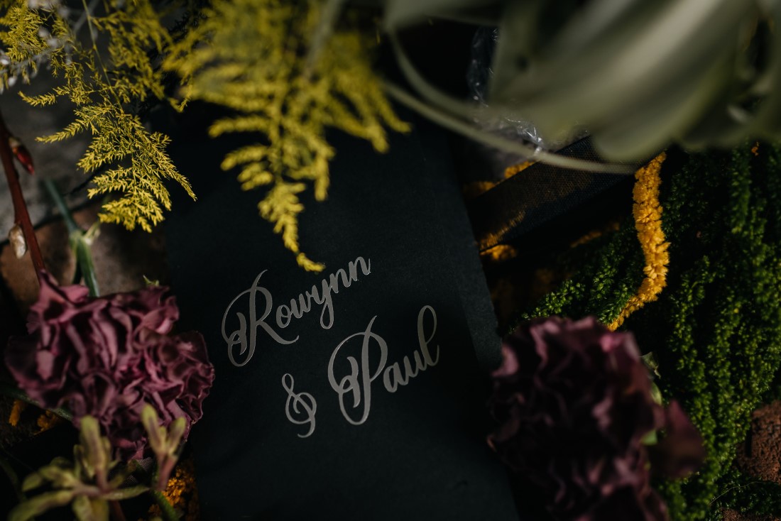 Leanne Sim Photography Couple Sign Extraordinary & Unique Wedding Inspo