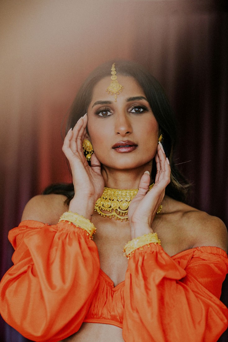 Unity of Love bride in gold jewelery 