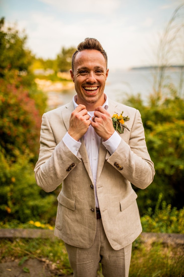 Groom wears Indochino beige suit with white shirt and tie in Vancouver