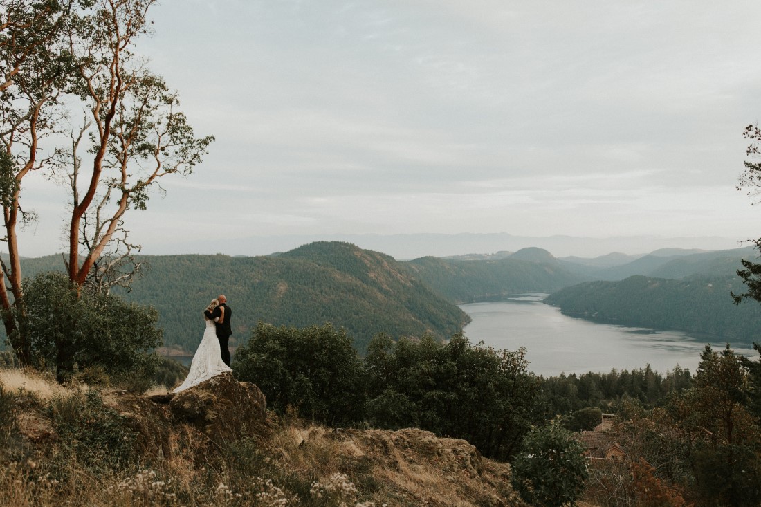 Dreamy Mountain Vows newlyweds atop Vancouver Island mountains