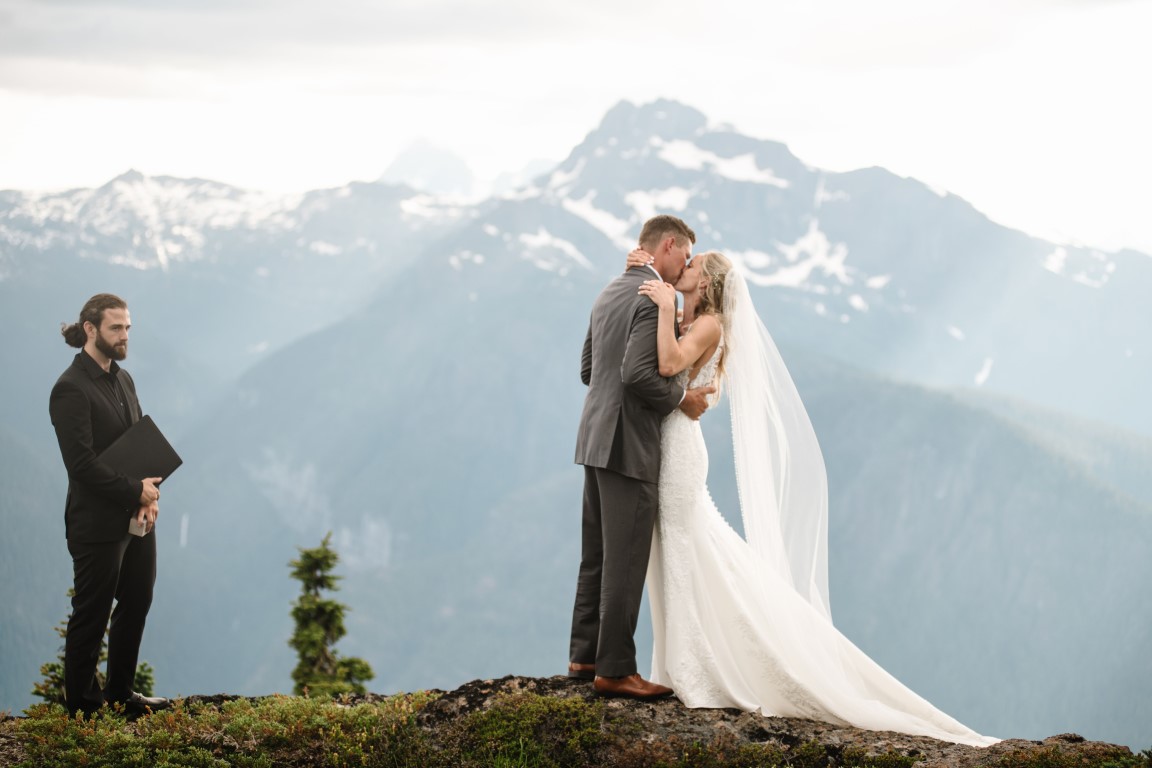 Kiss in front of Cairn