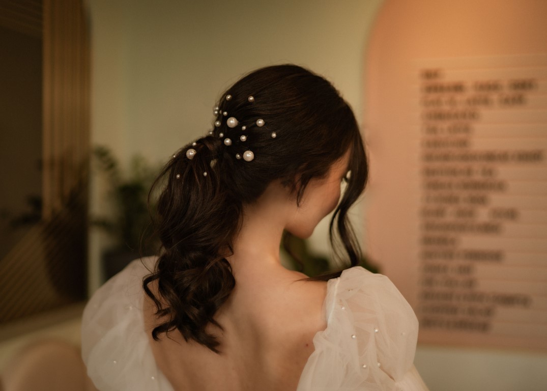 Playful pearl hair design