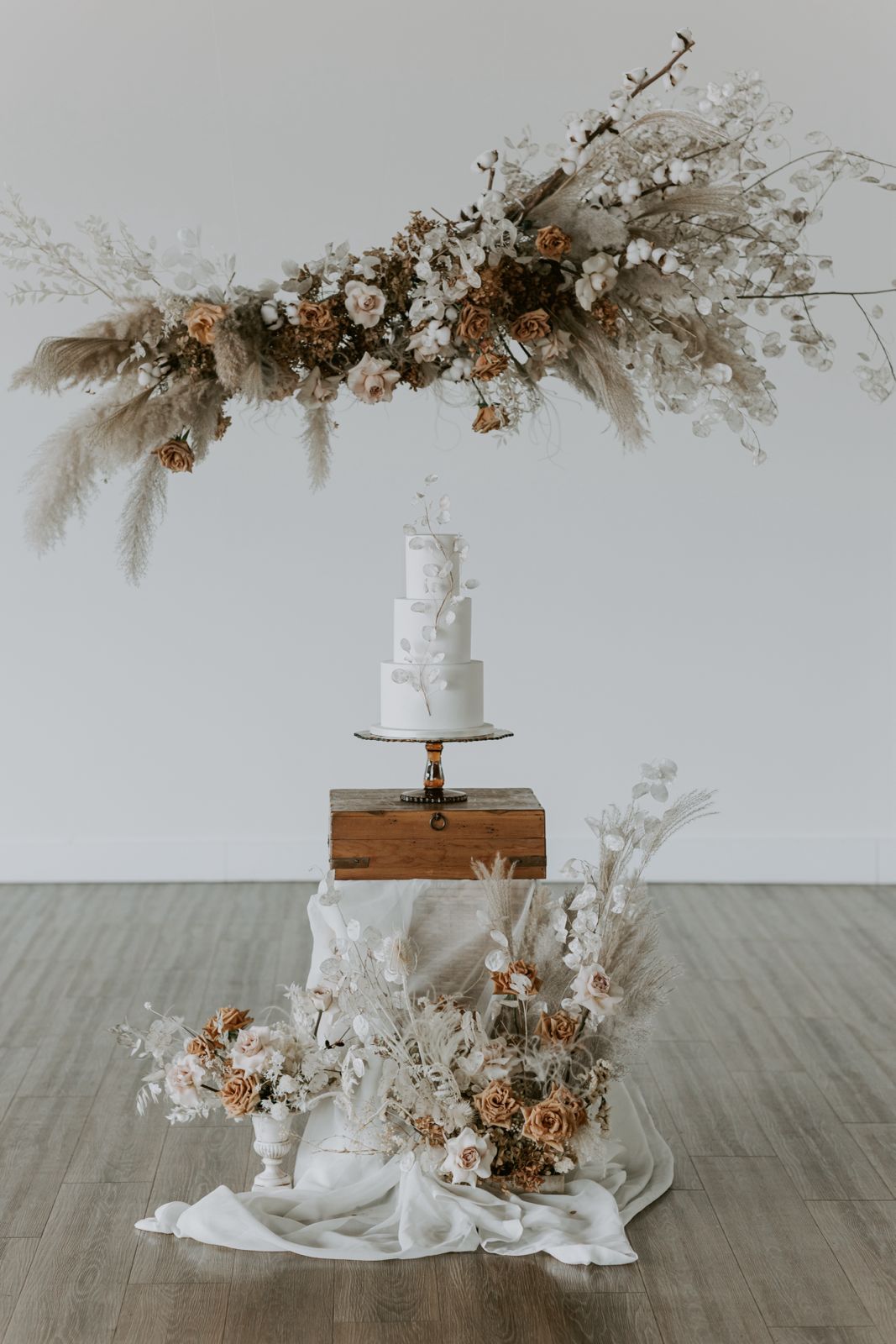 autumn palette cake and floral display