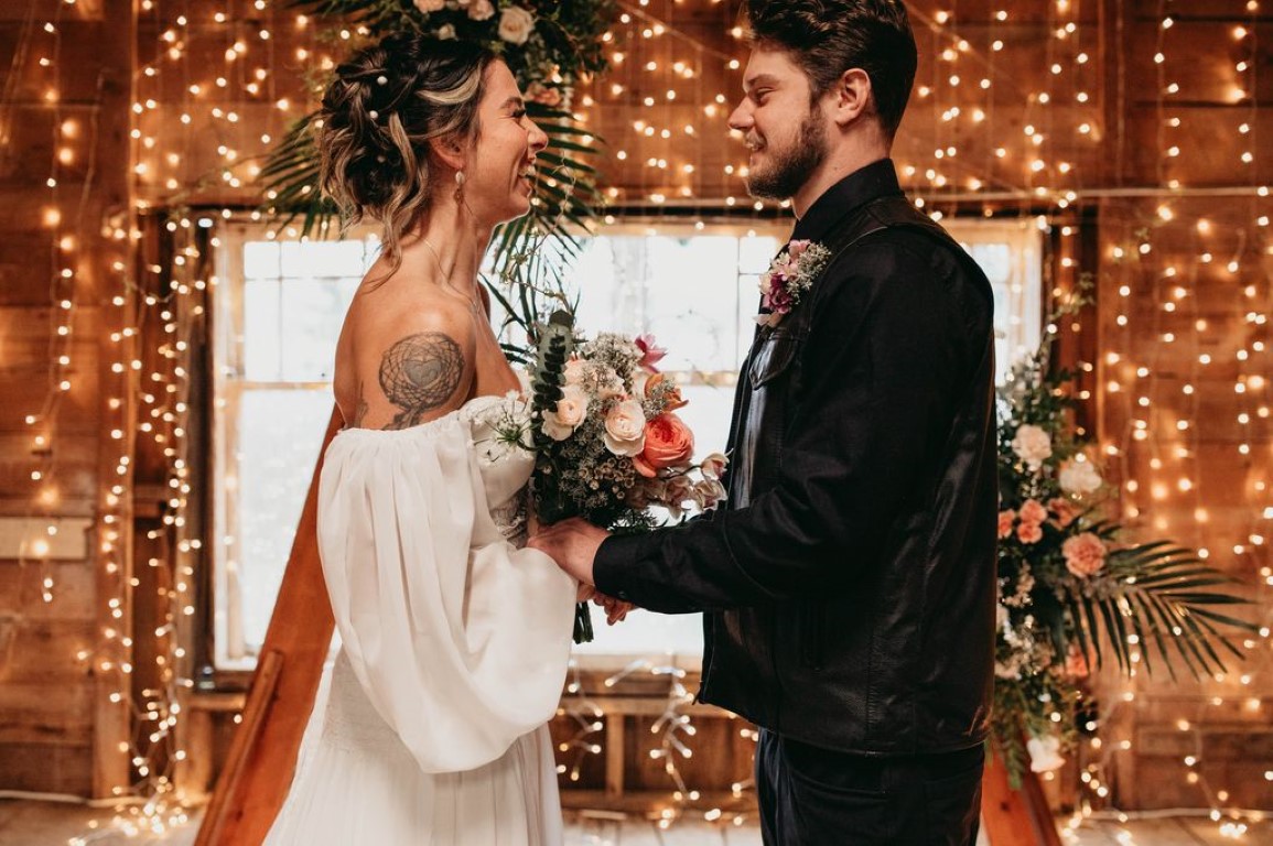 Love at Brennan Lake Estates newlyweds by Elyse Anna Photography